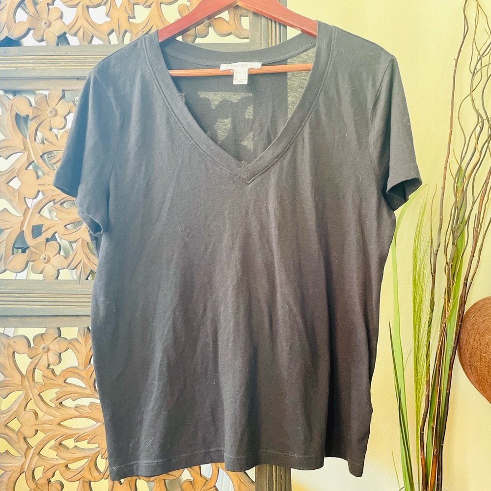 **$8 IN ANY BUNDLE** FOREVER 21 Women’s Short Sleeve V-neck Basic Black. Size L.
